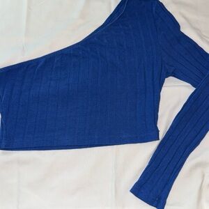 One sleeve ribbed crop top.